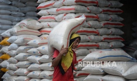 Aktivitas jual beli beras di Pasar Induk Beras Cipinang, Jakarta Timur, Kamis (26/10).