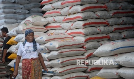 Aktivitas jual beli beras di Pasar Induk Beras Cipinang, Jakarta Timur, Kamis (26/10).