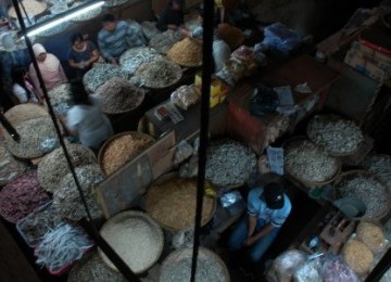 Aktivitas jual beli di Pasar Tradisional Beringharjo, Yogyakarta. Pasar ini termasuk destinasi wisata favorit di DIY Yogyakarta. 