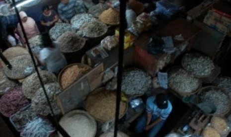 Aktivitas jual beli di Pasar Tradisional Beringharjo, Yogyakarta. Pasar ini termasuk destinasi wisata favorit di DIY Yogyakarta. 