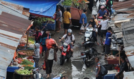 Aktivitas jual beli di pasar tradisional Pasar Kemirimuka, Depok, Jawa Barat, Senin (29/2).