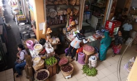 Aktivitas jual beli di pasar tradisional.