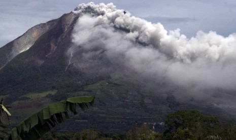 Aktivitas kawah gunung Sinabung mengeluarkan debu vulkanik saat meletus di Desa Simpang Empat Kab Karo, Sumut, Ahad (15/9).