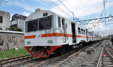 Aktivitas kereta api yang melintasi rel di Stasiun Kampung Bandan, Jakarta Utara, Senin (28/1).   (Republika/Rakhmawaty La'lang)