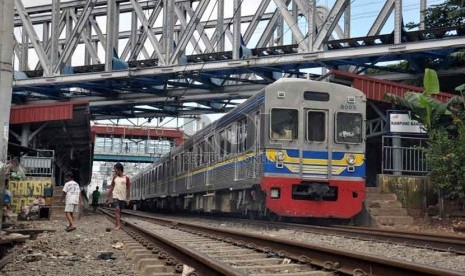 Aktivitas kereta api yang melintasi rel di Stasiun Kampung Bandan, Jakarta Utara, Senin (28/1).  (Republika/Rakhmawaty La'lang) 