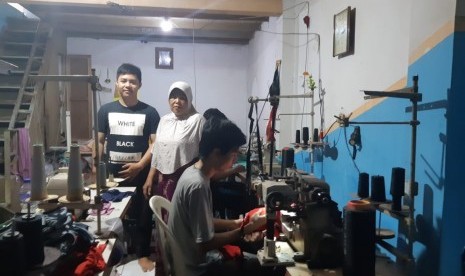 Aktivitas konveksi Yeti Cahyati (53) di Bandung.