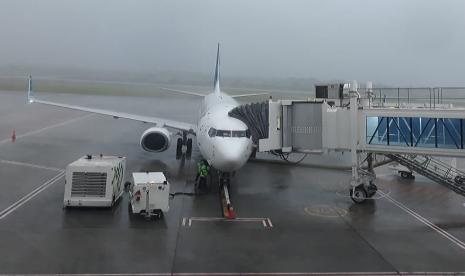 Aktivitas layanan penerbangan oleh maskapai di terminal penumpang Bandara Internasional Jenderal Ahmad Yani Semarang.