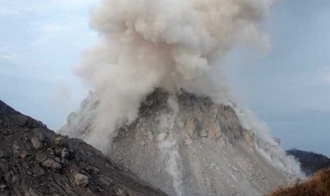 Mount Rokatenda in East Nusa Tenggara (NTT) province erupts early Saturday morning. (file photo)