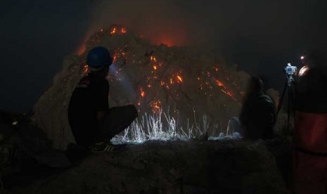 Aktivitas letusan Gunung Rokatenda di Pulau PaluE, Kabupaten Sikka, Nusa Tenggara Timur (NTT).