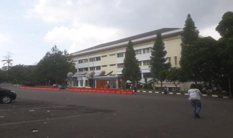 Aktivitas mahasiswa di Kampus Universitas Pendidikan Indonesia (UPI) terpantau sepi. UPI mengambil kebijakan pembelajaran jarak jauh antisipasi korona, Senin (16/3). 