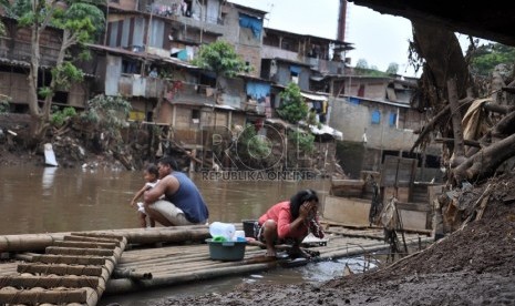 Aktivitas mandi, cuci, kakus (MCK) warga tanpa mengindahkan kebersihan bantaran Kali Ciliwung di Kampung Pulo, Jakarta Timur.