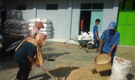 Aktivitas masyarakat desa Cigalontang dalam program Lumbung Desa.