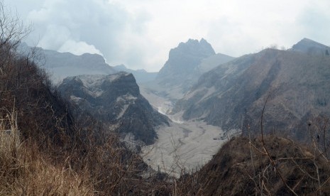  Aktivitas material vulkanik Gunung Kelud pasca meletus di kawasan jembatan aliran lahar sekitar 3 km dari puncak letusan Gunung Kelud di kawasan Desa Sugihwaras, Ngancar, Kediri, Jawa Timur, Ahad (16/2). (Antara/Rudi Mulya)