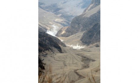  Aktivitas material vulkanik Gunung Kelud pasca meletus di kawasan jembatan aliran lahar sekitar 3 km dari puncak letusan Gunung Kelud di kawasan Desa Sugihwaras, Ngancar, Kediri, Jawa Timur, Ahad (16/2). (Antara/Rudi Mulya)