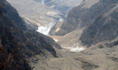  Aktivitas material vulkanik Gunung Kelud pasca meletus di kawasan jembatan aliran lahar sekitar 3 km dari puncak letusan Gunung Kelud di kawasan Desa Sugihwaras, Ngancar, Kediri, Jawa Timur, Ahad (16/2). (Antara/Rudi Mulya)