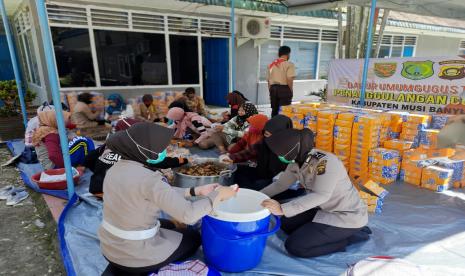 Aktivitas memasakndi dapur umum Muba.