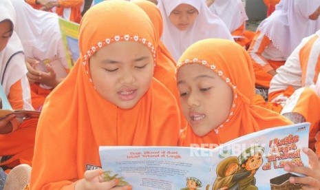 Aktivitas membaca secara rutin diselenggarakan Readathon. Sebuah aktivitas membaca secara kolosal, melibatkan semua murid dan guru di SD Juara Paragon Cimahi.