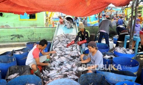  Aktivitas nelayan membongkar muat ikan di Pelabuhan Muara Baru, Jakarta, Senin (25/4).  (Republika/Agung Supriyanto)