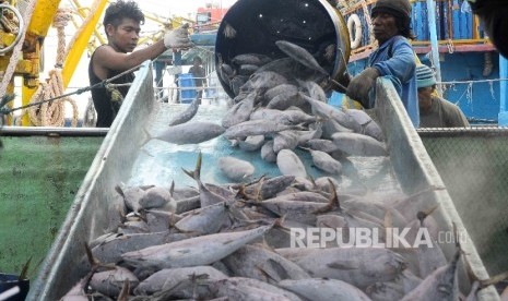 Aktivitas nelayan membongkar muat ikan di Pelabuhan Muara Baru, Jakarta, Senin (25/4).  (Republika/Agung Supriyanto)