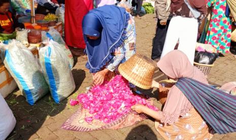  Aktivitas para petani di Kecamatan Bandungan saat menjual bunga mawar tabor kepada para pengepul, di kawasan Bandungan, Kabupaten Semarang, Kamis (20/4). Jelang Idul Fitri, harga bunga tabur di tingkat petani naik beberapa kali lipat.