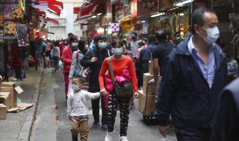 Aktivitas pasar di Hong Kong, Senin (3/2). Bank Sentral China menyebut pelemahan ekonomi akibat virus corona hanya berlangsung sementara.