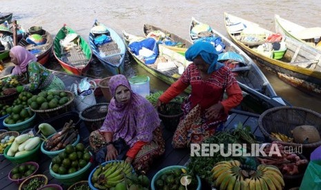 Aktivitas Pasar Subuh atau Pasar Apung di tepian Sungai Martapura, Banjarmasin  (ilustrasi) 