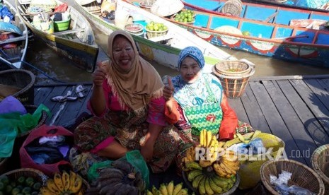 Aktivitas Pasar Terapung Siring di tepian Sungai Martapura, Banjarmasin, Kalimantan Selatan, Ahad (29/4).