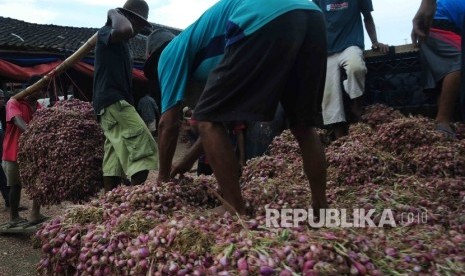 Aktivitas pedagang bawang di Pasar Bawang, Desa Larangan, Kecamatan Larangan, Brebes, Jawa Tengah. (iustrasi) (Republika/Agung Supriyanto)