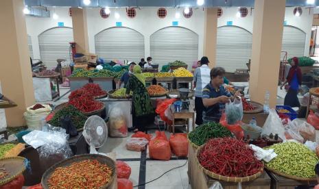 Aktivitas pedagang di Pasar Legi, Solo, Jawa Tengah, Jumat (14/1). Para pedagang sudah pindah dari pasar darurat dan mulai menempati bangunan baru Pasar Legi. 