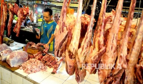 Aktivitas pegadang daging sapi di Pasar Senen, Jakarta, Senin (30/5).