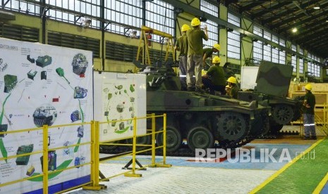 Aktivitas pegawai di antara Tank AMX 13 buatan di PT Pindad Kota Bandung, beberapa waktu lalu.