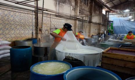 Aktivitas pegawai yang tengah memproduksi tahu di sentra tahu Cibuntu, Kota Bandung. Badan Pangan Nasional/National Food Agency (NFA) mendorong kembali dijalankannya program Bantuan Penggantian Selisih Harga Pembelian Kedelai untuk Pengrajin Tahu dan Tempe. Hal tersebut untuk membantu para pengrajin tahu dan tempe agar tetap berproduksi di tengah lonjakan harga komoditas kedelai saat ini.