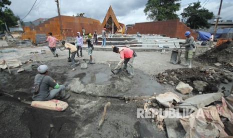 Aktivitas pekerja di lokasi proyek pembuatan Alun-Alun Cicendo, Jalan Arjuna, Kota Bandung, Jumat (22/12). Proyek tersebut ditargetkan selesai pada akhir tahun 2017.