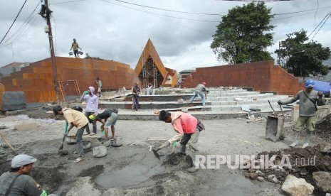 Aktivitas pekerja di lokasi proyek pembuatan Alun-Alun Cicendo, Jalan Arjuna, Kota Bandung, Jumat (22/12). Proyek tersebut ditargetkan selesai pada akhir tahun 2017.