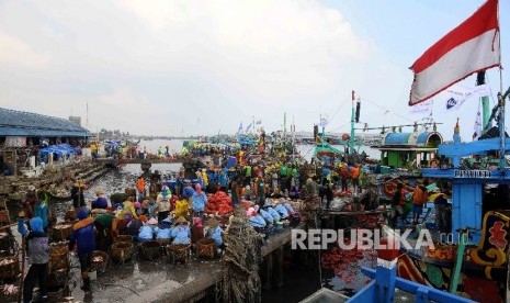 Aktivitas pekerja membongkar muat ikan hasil tangkapan nelayan di Tempat Palelangan Ikan (TPI) Brondong, Lamongan, Jawa Timur, Kamis (6/10)