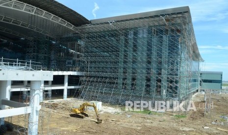 Aktivitas pekerja menyelesaikan fasilitas di proyek Bandara Internasional Jawa Barat (BIJB), di Kertajati, Kabupaten Majalengka (foto diambil pada 28 Maret 2018).