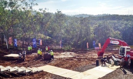 Aktivitas pekerja pembangunan jalur Kereta Api cepat Jakarta-Bandung, di lokasi ground breaking di daerah Ciwalini, Kabupaten Bandung Barat, Kamis (21/1). 