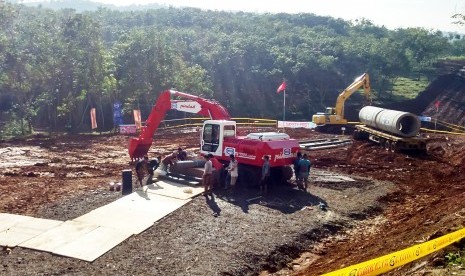 Aktivitas pekerja pembangunan jalur Kereta Api cepat Jakarta-Bandung, di lokasi ground breaking di daerah Ciwalini, Kabupaten Bandung Barat, Kamis (21/1). 