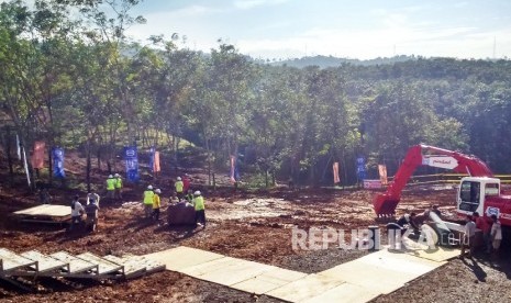 Aktivitas pekerja pembangunan jalur Kereta Api cepat Jakarta-Bandung, di lokasi ground breaking di daerah Ciwalini, Kabupaten Bandung Barat, Kamis (21/1). 