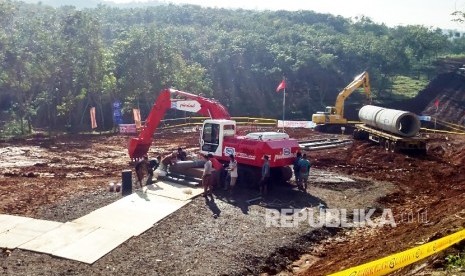 Aktivitas pekerja pembangunan jalur Kereta Api cepat Jakarta-Bandung, di lokasi ground breaking di daerah Ciwalini, Kabupaten Bandung Barat, Kamis (21/1). 