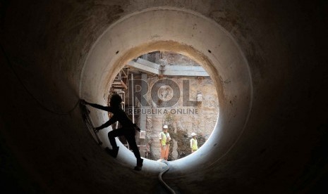 Aktivitas pekerja proyek sodetan Kali Ciliwung di Otista III, Jakarta Timur, Senin (12/10).  (Republika/Yasin Habibi)