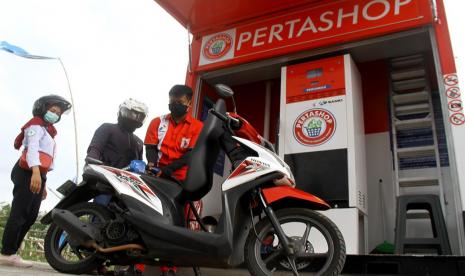   Aktivitas pelayanan BBM di Pertashop di perdesaan. Pertamina terus memperluas cakupan akses energi melalui Pertashop di wilayah Jawa Tengah dan DIY yang hingga April 2021 ini telah mencapai 207 titik.