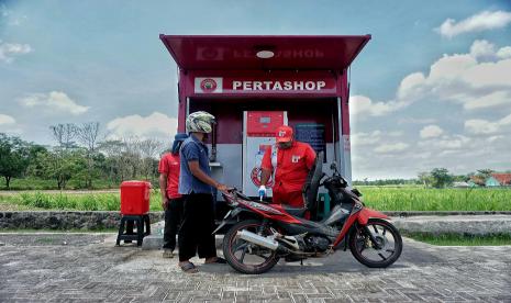 Aktivitas pelayanan BBM di Pertashop di perdesaan. Kementerian ESDM laporkan hingga 16 Mei sudah ada 1.283 Pertashop beroperasi