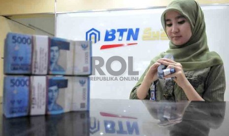 Aktivitas pelayanan dibanking hall salah satu kantor cabang Bank Tabungan Negara (BTN) Syariah di Jakarta, Jumat (15/8).