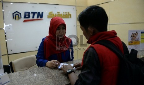 Aktivitas pelayanan dibanking hall salah satu kantor cabang Bank Tabungan Negara (BTN) Syariah di Jakarta. ilustrasi