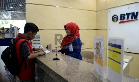 Aktivitas pelayanan dibanking hall salah satu kantor cabang Bank Tabungan Negara (BTN) Syariah di Jakarta,Rabu (11/3).