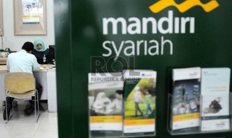  Aktivitas pelayanan nasabah di Banking Hall Bank Syariah Mandiri, Jakarta, Kamis (15/10). 