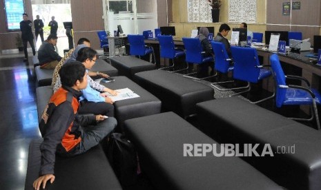  Aktivitas pelayanan pembayaran pajak di Kantor DJP Wajib Pajak Besar, Sudirman, Jakarta, Jumat (23/9). 