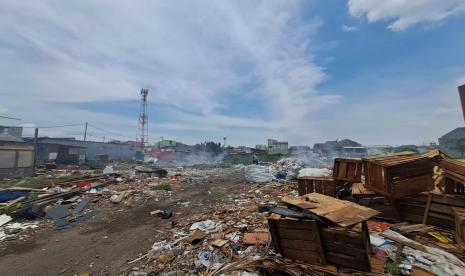 Aktivitas pembakaran di TPS ilegal di Karang Tengah, Kota Tangerang, Senin (31/10/2022).