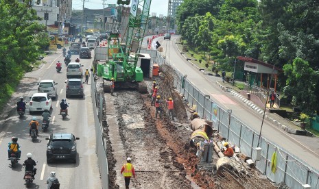 Aktivitas pembangunan Light Rail Transit (LRT) atau kereta api ringan di zona Jalan Kolonel Haji Burlian Palembang, Sumsel, Senin (29/2).